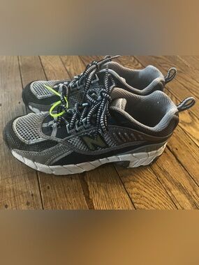 New Balance 805 All Terrain Trail Running Sneakers Gray Youth 1.5 EUC